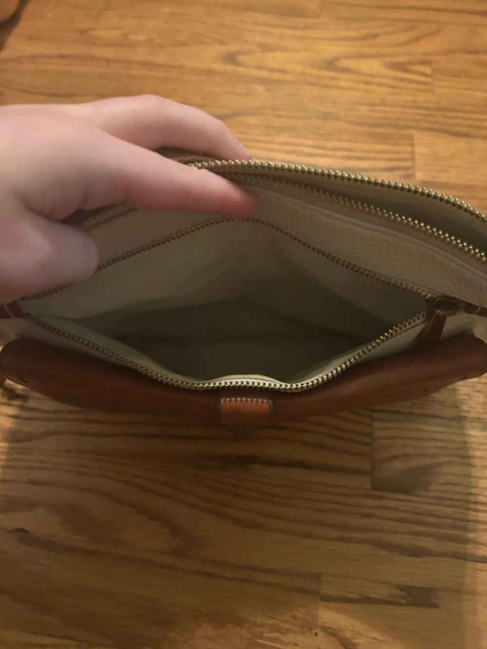 Fossil Women’s Tan Cream Retro/Vintage Inspired Classic Minimalist Shoulder Bag - Picture 8 of 11